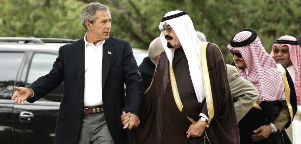 الملك السعودي عبد الله (حين كان لايزال ولياً للعهد) مع الرئيس الأمريكي السابق جورج دبليو بوش. أ ب