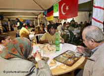 Turkish Muslims during iftar in Germany (photo: picture-alliance/dpa)