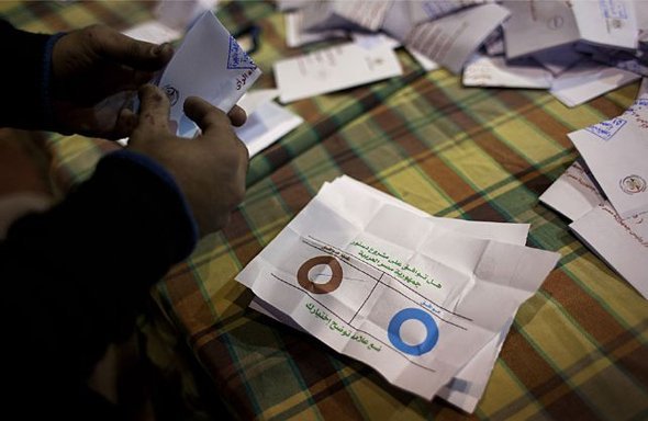 إحصاء عدد الأصوات في أحد المراكز الانتخابية في القاهرة. أ ب