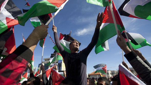 ابتهاج الفلسطينيين في رام الله عقب اعتراف الأمم المتحدة بفلسطين كدولة بصفة مراقب غير عضو. أ ف ب