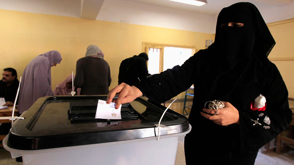 A woman in Mahalla casting her vote on the new constitution (photo: Reuters/Mohamed Abd El Ghany)