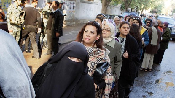 نساء في القاهرة بانتظار الإدلاء بأصواتهن في الانتخابات. أ ب