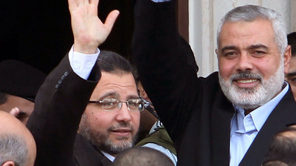 رئيس الوزراء المصري هشام قنديل ورئيس وزراء حكومة حماس المقالة في قطاع غزة إسماعيل هنية. رويترز