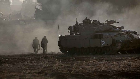 دبابة إسرائيلية على مشارِف قطاع غزة. غيتي إميجيس