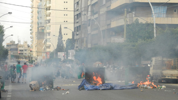 Brennende Mülltonnen im Stadtteil Aischa Bakkar, Westbeirut; Foto: DW/Mona Naggar