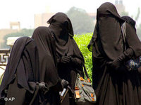 Women wearing black niqabs (photo: AP)