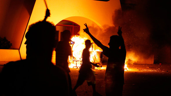 Bewaffnete Libyer stürmen das Islamistencamp der Ansar al-Scharia in Bengasi; Foto: Reuters