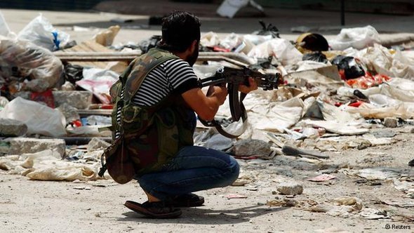 حلب تقرر مصير دمشق في معركة النظام السوري الاخيرة، جندي من الجيش السوري الحر في حلب  الصورة رويترز