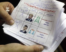 Ungültiger Wahlzettel der Stichwahl zwischen Mursi und Schafik; Foto: dapd