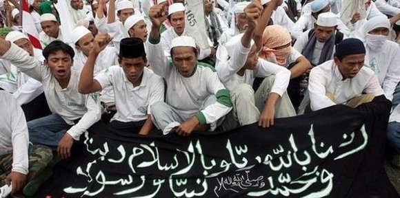 Radikale Islamisten während einer Kundgebung in Jakarta; Foto: dpa