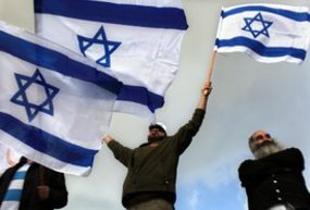Jewish settlers waving Israeli flags (photo: dpa) 