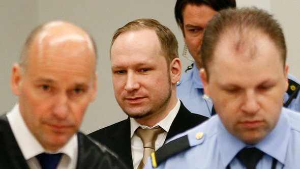 Anders Behring Breivik beim Betreten des Gerichtssaales am ersten Tag seines Prozesses im April 2012; Foto: REUTERS/Fabrizio Bensch