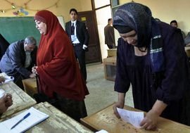 Egyptians at the ballot box during parliamentary elections (photo: AP/dapd)