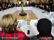 Minister of State Maria Böhmer (CDU) and the islamic theologian Hamideh Mohagheghi (at the right) at the Islam Conference (photo: dpa)