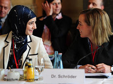 German Minister for Family Affairs Kristina Schröder at the Islam Conference with a Muslima (photo: dpa)