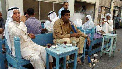 Men smoking in Bahrain (photo: dpa)