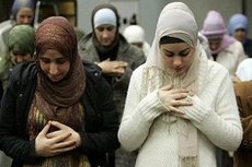 Muslim women in a mosque (photo: dpa)