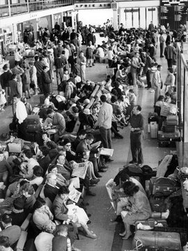 Massenandrang auf dem Flughafen Maison-Blanche in Algier am 19.05.1962; Foto: dpa