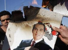 Demonstrators burn a photo of the former president of Tunisia, Zine El Abidine Ben Ali (photo: AP/dapd)
