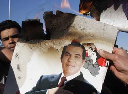 Demonstranten verbrennen ein Bild des früheren Präsidenten Zine El Abidine Ben Ali; Foto: AP/dapd