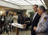 Verteidigungsminister Franz Josef Jung (links) und Wolfgang Schneiderhan, Generalinspekteur der Bundeswehr; Foto: AP