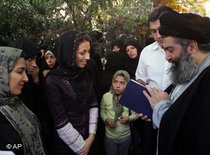 Ayatollah Sayyid Hossein Kazemeini Boroujerdi mit seinen Anhängern; Foto: AP