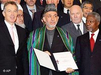 Afghanistan Geberkonferenz in London 2006: Blair Karzai und Annan; Foto: AP 