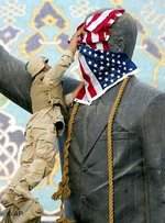 Ein US-amerikanischer Soldat bedeckt die Statue Saddam Hussains mit einer amerikanischen Flagge; Foto: AP
