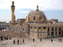 Die goldene Moschee in Samarra nach dem Angriff am 22. Februar 2006; Foto: AP