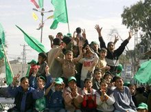 Palästinensische Jugendliche im Flüchtlingscamp Khan Yunes feiern den Wahlerfolg der Hamas, Foto: AP