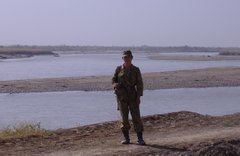 Tadschikischer Soldat am Fluss Pjanj, Foto: Tobias Asmuth