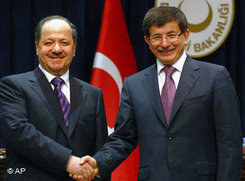 Der türkische Außenminister Ahmet Davutoglu (rechts) und Massoud Barzani, Präsident der autonomen Region Irak-Kurdistan; Foto: AP