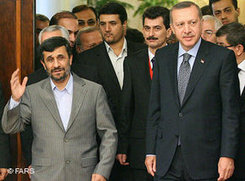 Irans Präsident Ahmadinedschad (links) und der türkische Premier Erdogan in Teheran; Foto: Fars
