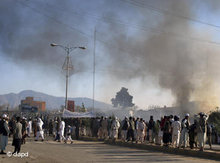 Brennendes UN-Gebäude in Masar-i-Scharif; Foto: dapd