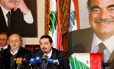 Saad Hariri (m.) neben Walid Jumblatt (l.) auf einer Pressekonferenz in Beirut; Foto: AP