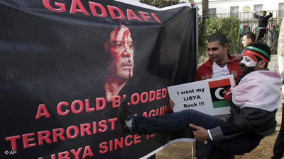 Anti-Gaddafi Plakat in Kairo; Foto: AP