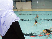 Swimming lesson with and without headscarf (photo: AP)