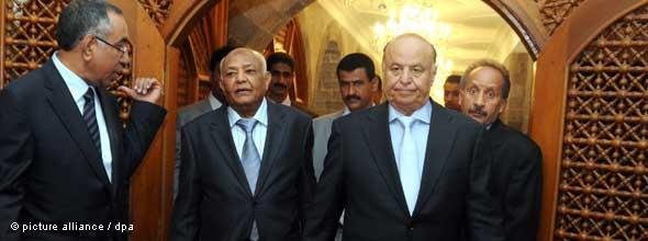 Jemenitischer Vizepräsident Hadi (rechts) und Premierminister Basindawa (mitte); Foto: dpa 