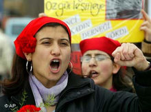 Demonstration von Frauenrechtlerinnen in der Türkei; Foto: AP