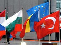 Fahnen der Türkei, Rumäniens, Bulgariens und Kroatiens vor dem Europarat; Foto: dpa