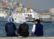 Türkische Mädchen sitzen am Ufer des Bosporus; Foto: AP