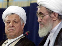 Ali Akbar Haschemi Rafsandschani (l.) und Ayatollah Ali Meshkini; Foto: AP