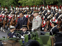 Frankreichs Präsident Sarkozy während einer Militärparade am Nationalfeiertag in Paris; Foto: AP