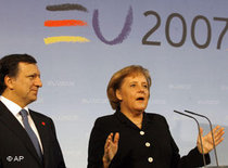 Angela Merkel als EU-Ratspräsidentin und Präsident der EU-Komission Manuel Barroso; Foto: AP