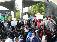 Women protesting in Iran (photo: Meydaan News/DW)