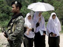 Soldat und muslimische Studentinnen in der süd-thailändischen Unruheprovinz Yala; Foto: AP