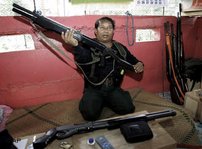 Führer einer muslimisch-thailändischen Gemeinschaft in Yala zeigt seine Waffen; Foto: AP