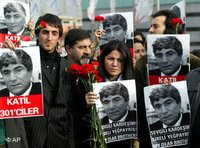 Türkische Demonstranten halten Bilder des ermordeten türkisch-armenischen Journalisten Hrant Dink; Foto: AP
