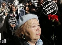 Eine ältere Frau während der Beerdigung Hrant Dinks; Foto: AP