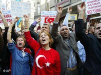 Demonstranten schwenken türkische Fahnen und skandieren nationalistische Parolen; Foto: AP
